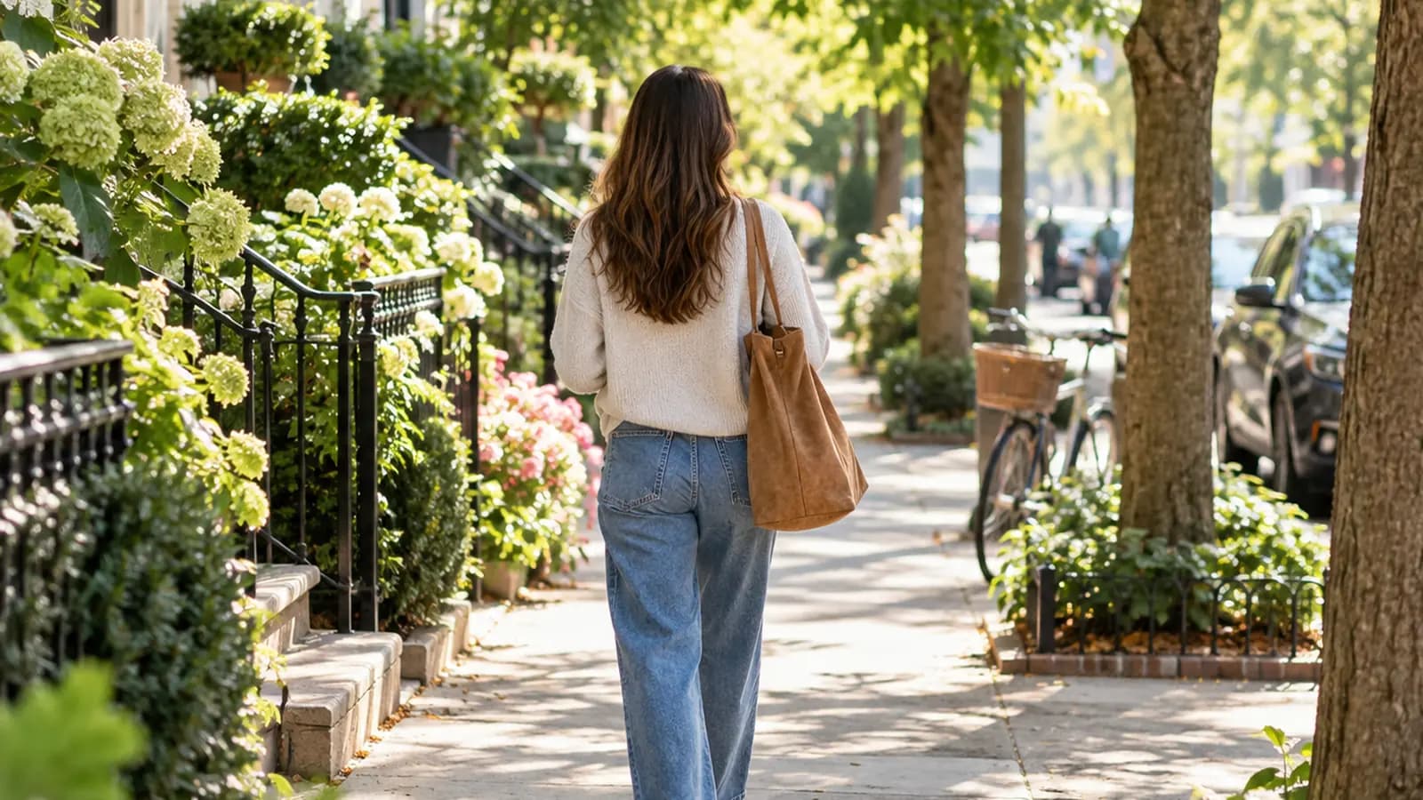 Assiette colorée posée sur une table en bois près de chaussures de marche, lumière naturelle, sans texte, sans logo et sans visage en gros plan