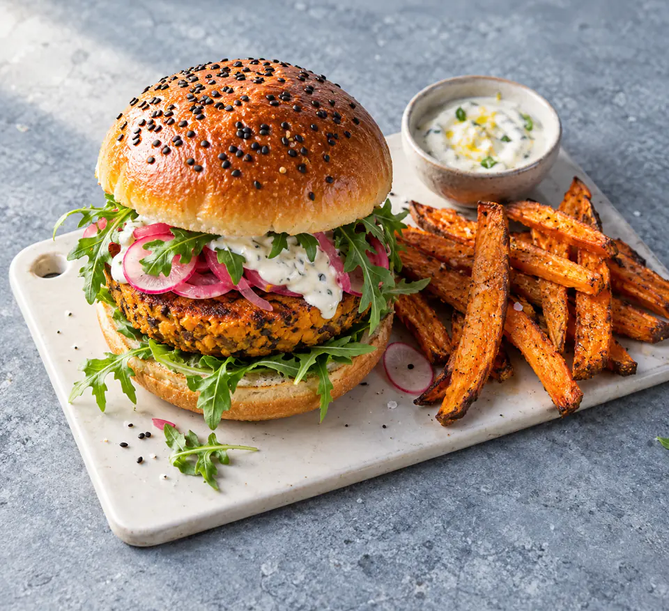 Burger maison à la galette de patate douce, frites de patate douce