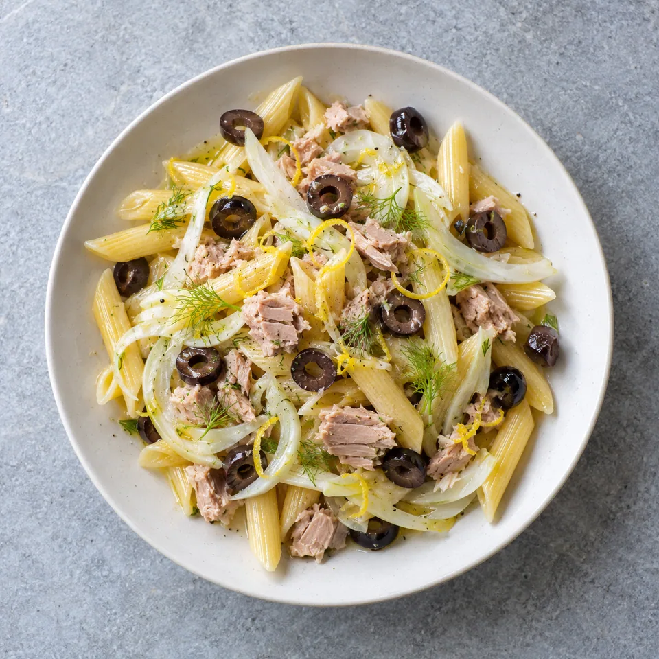 Assiette de penne au thon, fenouil et citron avec olives noires