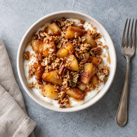 Pommes caramélisées à la cannelle, skyr et granola