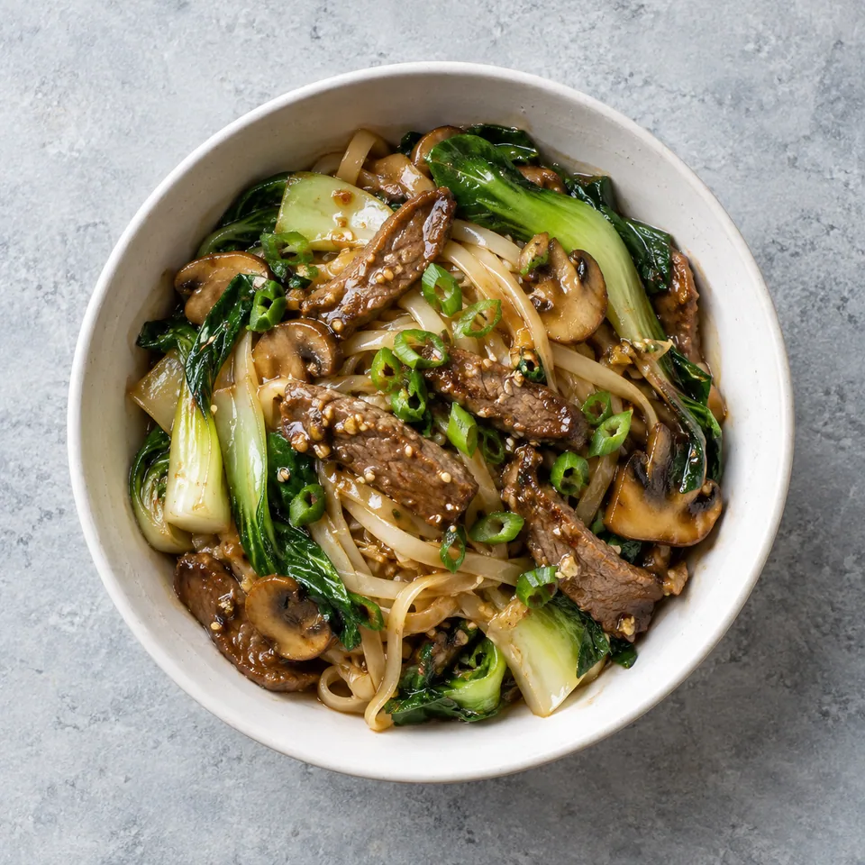 Wok de bœuf au pak-choï : lamelles de bœuf, nouilles de riz, pak-choï et champignons nappés de sauce soja.